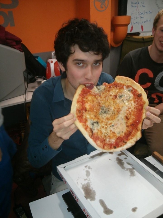 stijn_eet_een_pizza.jpg stijn_eet_een_pizza.jpg
