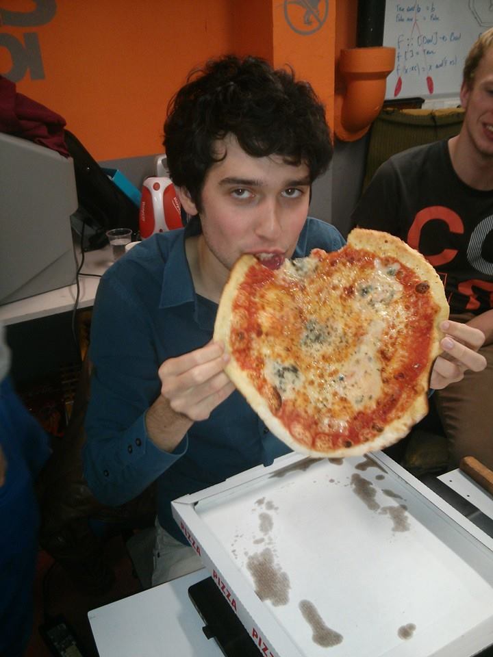 Stijn eet een pizza.